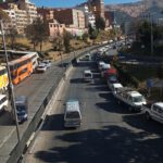Vence el plazo de YPFB, pero continúan las filas por combustible en el eje central del país