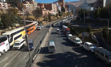 Vence el plazo de YPFB, pero continúan las filas por combustible en el eje central del país