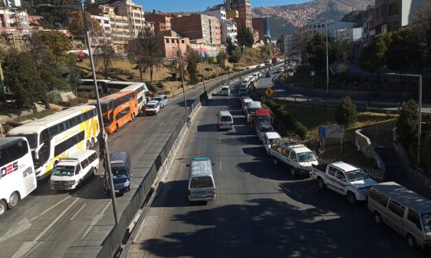 Vence el plazo de YPFB, pero continúan las filas por combustible en el eje central del país
