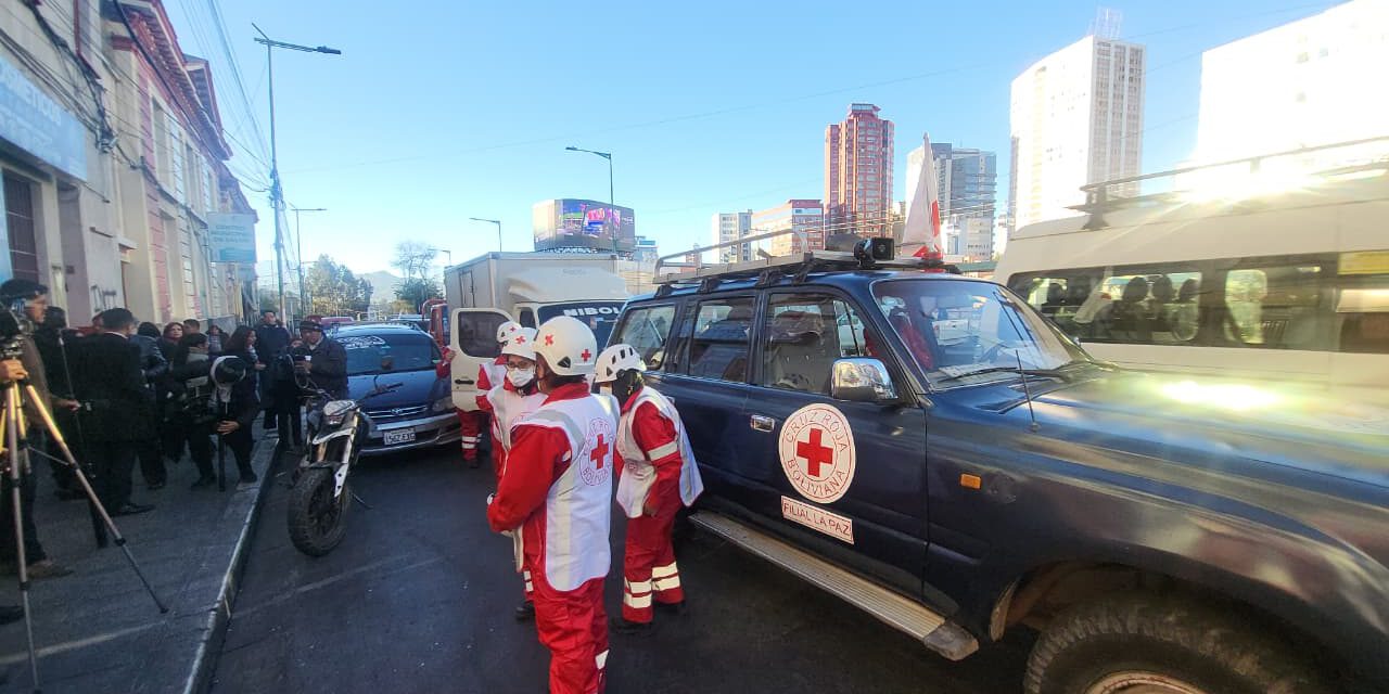 Caravana interinstitucional lleva asistencia humanitaria a transportistas varados por bloqueos en la ruta hacia Tambo Quemado