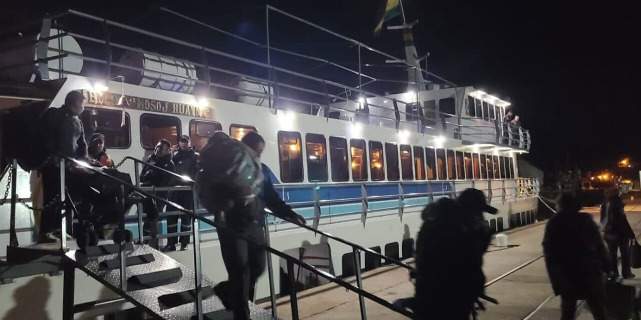 Armada despliega el buque “Mosoj Huayna” para evacuar turistas y brindar apoyo logístico en Guaqui