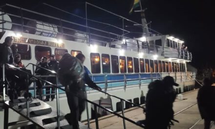 Armada despliega el buque “Mosoj Huayna” para evacuar turistas y brindar apoyo logístico en Guaqui