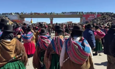 Cabildo en Pucarani resuelve radicalizar protestas y mantener el cerco a La Paz