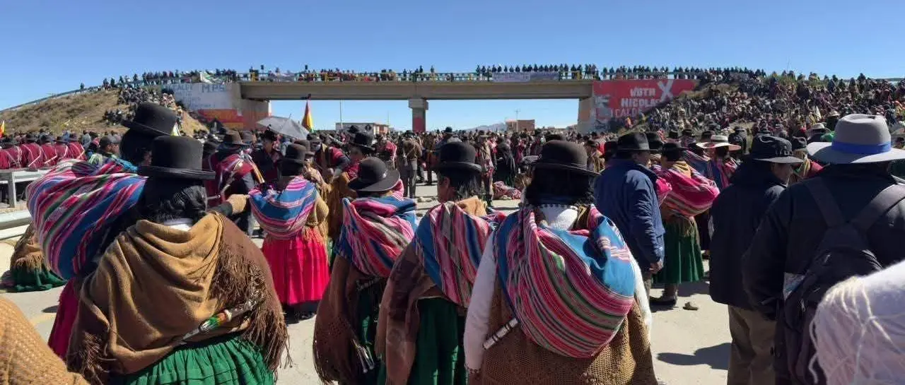 Cabildo en Pucarani resuelve radicalizar protestas y mantener el cerco a La Paz