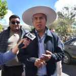 Gobernador de Oruro atribuye al evismo el desgaste de las movilizaciones y cuestiona presencia de grupos armados