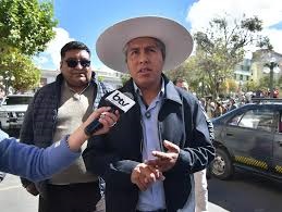 Gobernador de Oruro atribuye al evismo el desgaste de las movilizaciones y cuestiona presencia de grupos armados