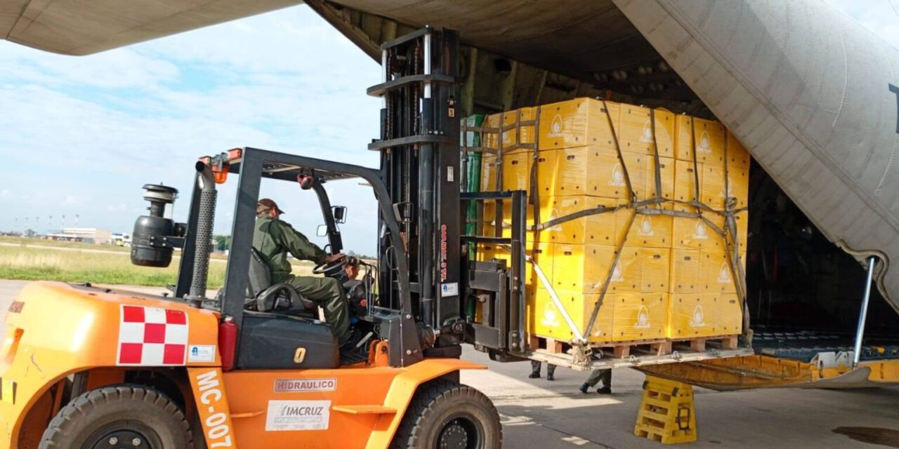 Trasladan 13 toneladas de huevo de Santa Cruz a La Paz mediante puente aéreo