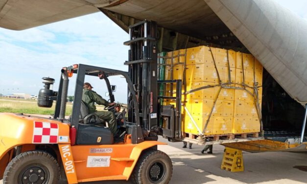 Trasladan 13 toneladas de huevo de Santa Cruz a La Paz mediante puente aéreo