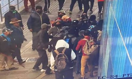 El policía golpeado durante las protestas en La Paz fue evacuado a Argentina para su recuperación