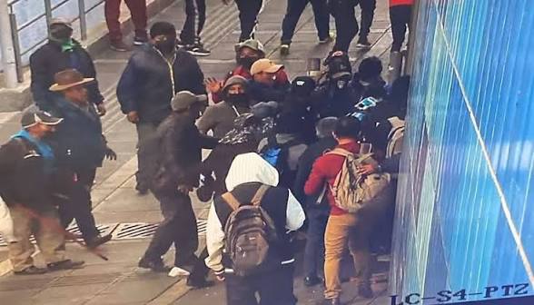El policía golpeado durante las protestas en La Paz fue evacuado a Argentina para su recuperación