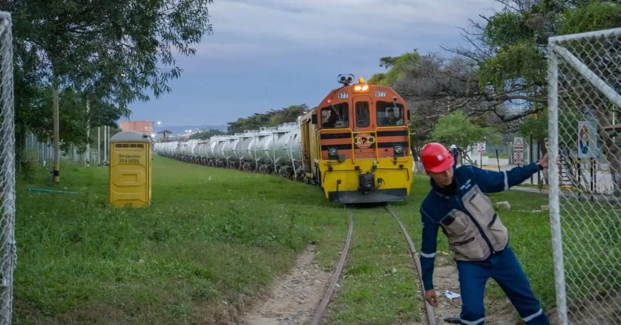 YPFB reactiva el transporte ferroviario e ingresa más de un millón de litros de gasolina