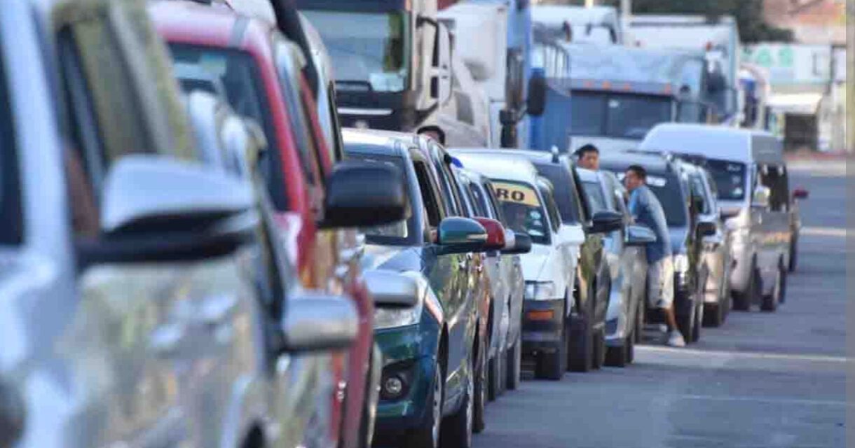 Persisten las filas por combustible en varias ciudades pese al incremento en la distribución