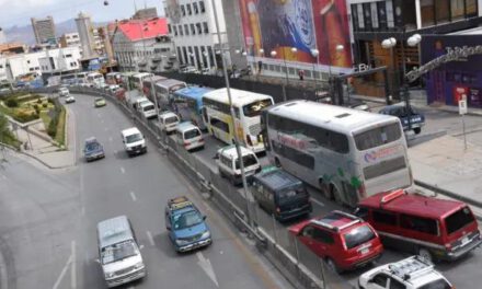 Persisten las filas por combustible en Santa Cruz y La Paz; conductores pasan la noche en surtidores