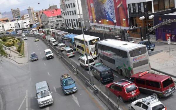 Persisten las filas por combustible en Santa Cruz y La Paz; conductores pasan la noche en surtidores