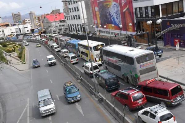 Persisten las filas por combustible en Santa Cruz y La Paz; conductores pasan la noche en surtidores