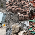Camión con carga de huevos vuelca en ruta alterna hacia La Paz y productor pierde gran parte de la mercadería