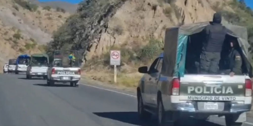 Policía y FFAA activan operativo para despejar la vía entre Cochabamba con el occidente