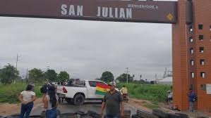 San Julián desafía el estado de excepción y mantiene el bloqueo; Policía alista operativo en Santa Cruz