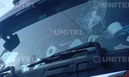 “Nos esperaron con dinamita y nos apedrearon”: Conductores denuncian ataque y retención en Llavini, ruta Cochabamba-Oruro