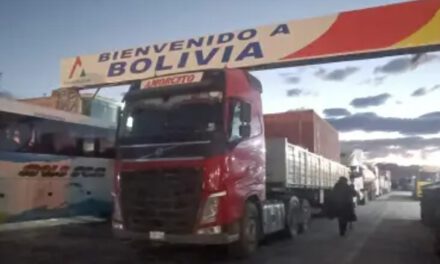 Larga fila de camiones en Pisiga por reducción de horarios en la frontera con Chile