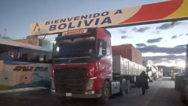Larga fila de camiones en Pisiga por reducción de horarios en la frontera con Chile