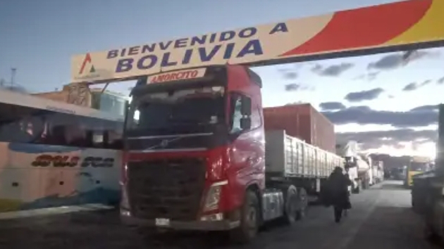 Larga fila de camiones en Pisiga por reducción de horarios en la frontera con Chile