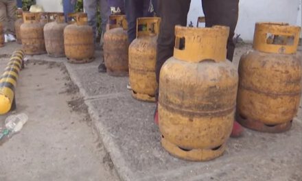 Largas filas por gas de garrafa en Santa Cruz; vecinos denuncian escasez y sobreprecio