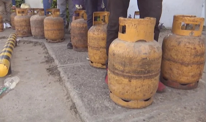 Largas filas por gas de garrafa en Santa Cruz; vecinos denuncian escasez y sobreprecio