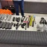 Hallan armamento militar oculto en equipaje y buscan al presunto propietario