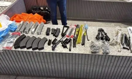 Hallan armamento militar oculto en equipaje y buscan al presunto propietario