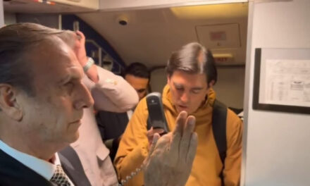 Ministro sorprende con la posesión del nuevo gerente de BoA durante un vuelo