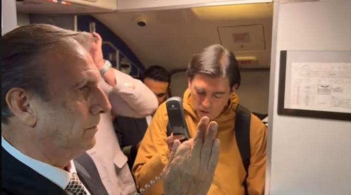 Ministro sorprende con la posesión del nuevo gerente de BoA durante un vuelo