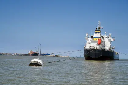 YPFB inicia descarga de diésel en Arica; el volumen cubre seis días de abastecimiento
