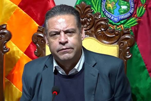 Revilla abre la posibilidad de legalizar autos “chutos”, pero con una condición