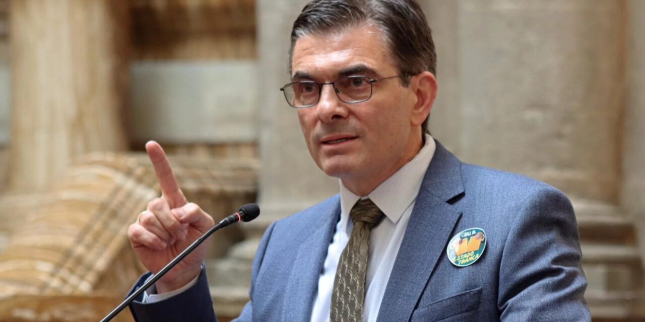 Gobierno limita el aumento mensual de las tarifas eléctricas al 5% mediante un nuevo decreto