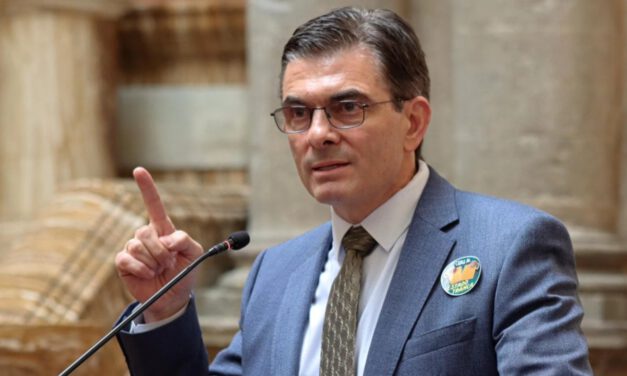 Gobierno limita el aumento mensual de las tarifas eléctricas al 5% mediante un nuevo decreto