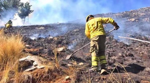Incendio en el Tunari sigue activo y bomberos reanudan las tareas de control