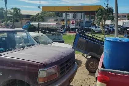 Confeagro denuncia venta de diésel hasta en Bs 14 por litro y exige regularizar el abastecimiento