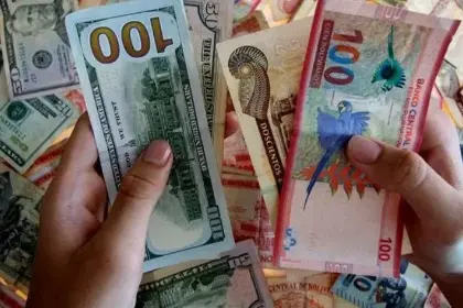 Gobierno prevé que el dólar se estabilice cerca de los Bs 10 tras la subida del tipo de cambio