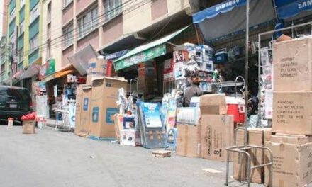 Comerciantes aplican cotizaciones propias del dólar pese al tipo de cambio oficial