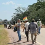 Productores del Beni reinstalan bloqueo en la ruta hacia Santa Cruz por el precio del diésel