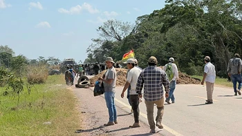 Productores del Beni reinstalan bloqueo en la ruta hacia Santa Cruz por el precio del diésel