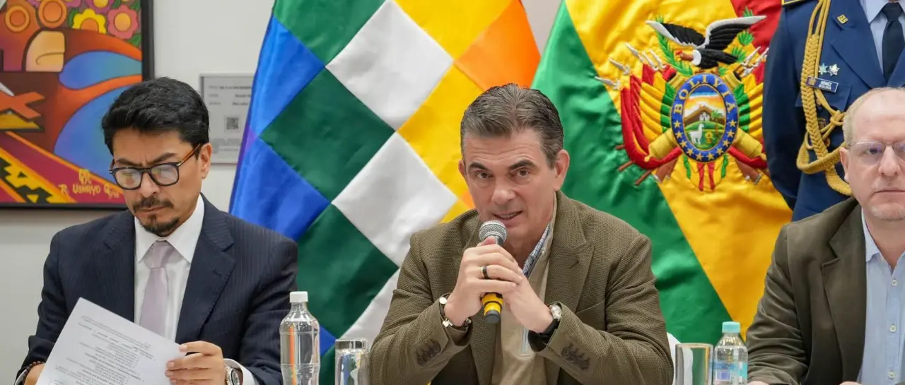 Paz reconoce ineficiencia estatal en el suministro de combustible y respalda importación de diésel