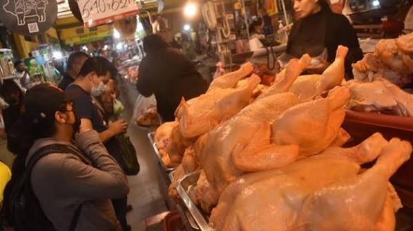 Precio del pollo baja en Santa Cruz y Cochabamba, pero La Paz mantiene costos elevados