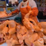 El precio del pollo se dispara y el kilo ya se vende entre Bs 27 y Bs 31 en el eje central