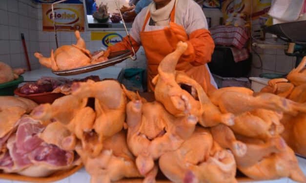 El precio del pollo se dispara y el kilo ya se vende entre Bs 27 y Bs 31 en el eje central