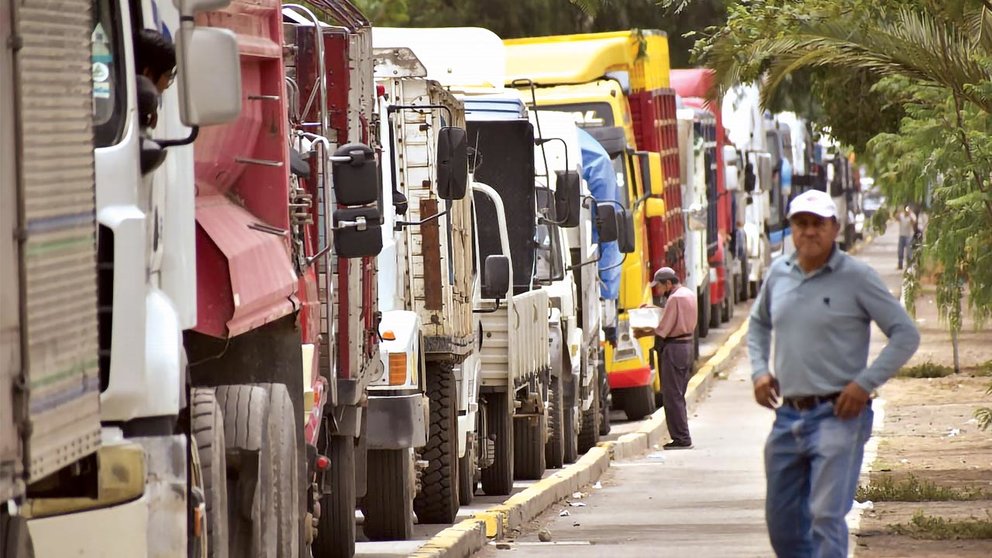 Transporte plantea la eliminación de dos impuestos para reducir el precio de combustibles