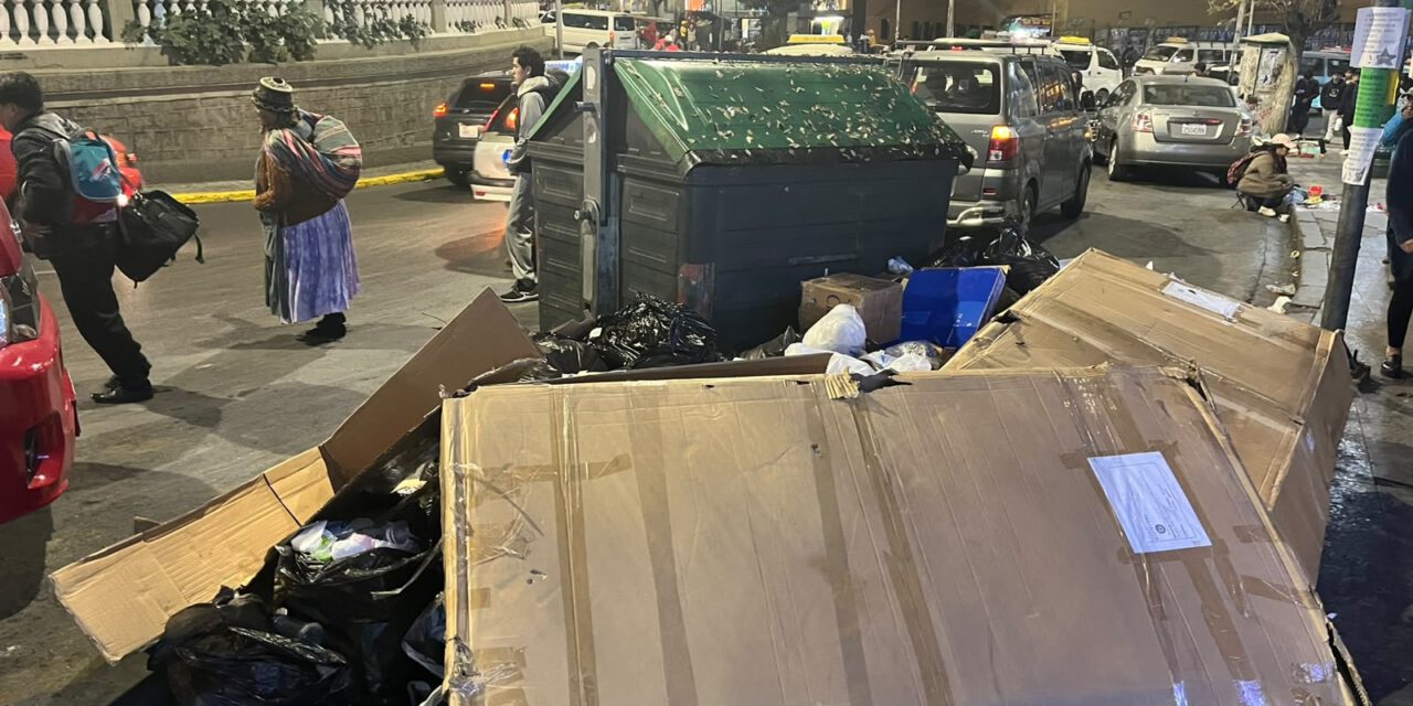 Basura se acumula en el centro de La Paz ante falta de acuerdo con empresa recolectora