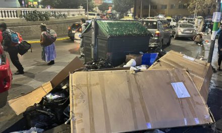 Basura se acumula en el centro de La Paz ante falta de acuerdo con empresa recolectora