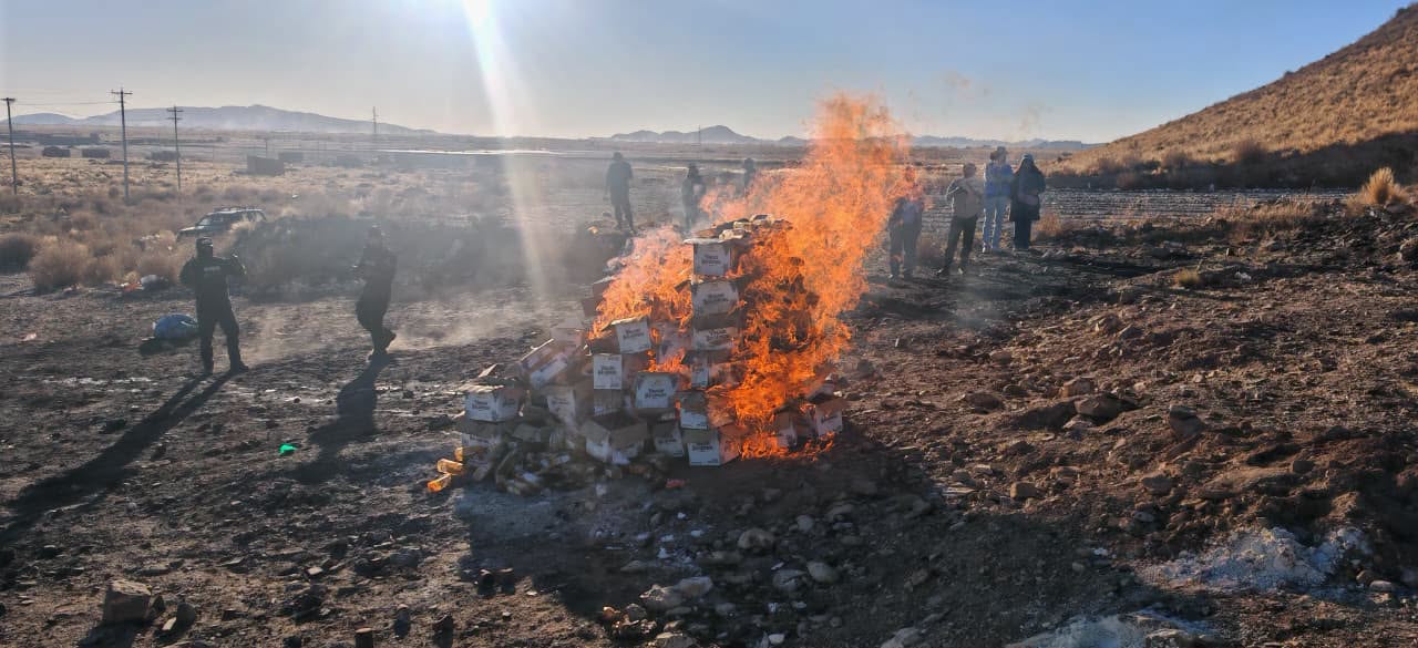 Destruyen e incineran más de una tonelada de droga líquida en Oruro